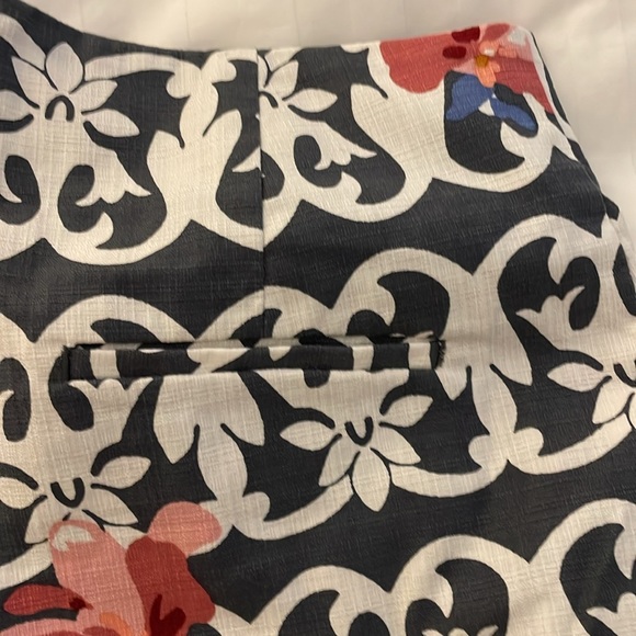LOFT The Rivera Short Floral Size 0 - Picture 4 of 9